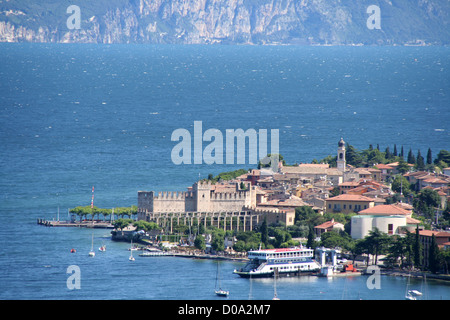 Burg und Autofähre in Torri del Banco, Gardasee, Norditalien Stockfoto