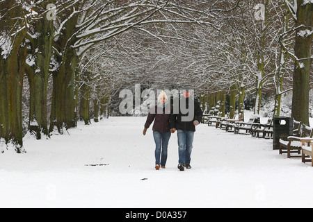 Aufnahmen im Schnee in Hampstead, North London. 1993 war das letzte Mal Großbritannien weit verbreitete Schnee im November sah. London, England- Stockfoto