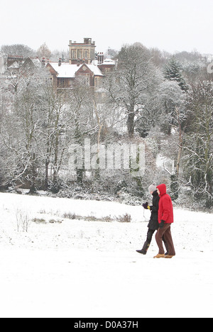 Aufnahmen im Schnee in Hampstead, North London. 1993 war das letzte Mal Großbritannien weit verbreitete Schnee im November sah. London, England- Stockfoto