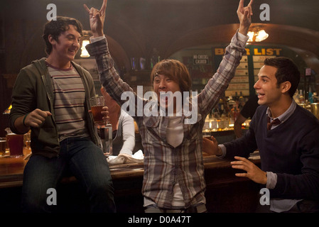 21 und mehr als - film 2013 Relativity Media mit aus l: Miles Teller, Justin Chon und Skylar Astin Stockfoto