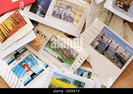 Briefmarken aus weltweit, vielfältig und bunt Stockfoto