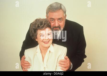 RAYMOND BURR mit Barbara Hale in Perry Mason Specials 1988.still.f5585.Supplied von Fotos, inc. (Credit-Bild: © von Globe Fotos, Inc/Globe Photos/ZUMAPRESS.com geliefert) Stockfoto