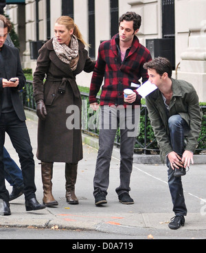 Blake Lively und Penn Badgley am Set von "Gossip Girl" New York City, USA - 30.11.10 Stockfoto