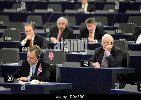 EU-Parlamentarier diskutieren ihre Erwartungen für den Haushalt 2014-2020 EU vor einem EU-Gipfel. Frankreich, Straßburg: EU-Kommissionspräsident Jose Manuel Barroso besucht Plenartagung des Europäischen Parlaments in Straßburg, Ostfrankreich, am 21. November 2012. Stockfoto