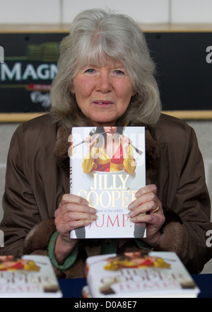 Jilly Cooper fördert und Unterzeichnung Kopien ihres neuen Romans "Jump" in Kempton Park Racecourse in Sunbury-on-Thames. Surrey, Stockfoto