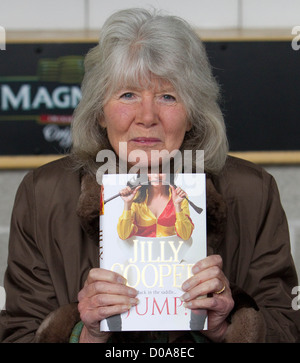 Jilly Cooper fördert und Unterzeichnung Kopien von ihrem neuen Vel "Jump" in Kempton Park Racecourse in Sunbury-on-Thames, Surrey, Stockfoto