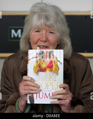 Jilly Cooper fördert und Unterzeichnung Kopien ihres neuen Romans "Jump" in Kempton Park Racecourse in Sunbury-on-Thames. Surrey, Stockfoto