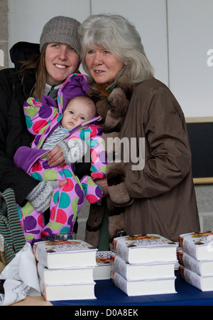 Jilly Cooper fördert und Unterzeichnung Kopien von ihrem neuen Vel "Jump" in Kempton Park Racecourse in Sunbury-on-Thames, Surrey, Stockfoto