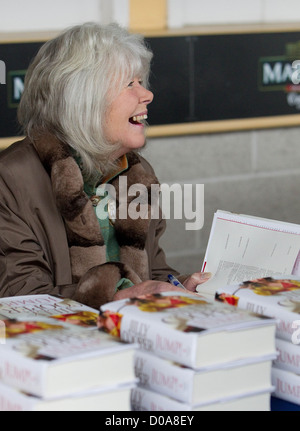 Jilly Cooper fördert und Unterzeichnung Kopien ihres neuen Romans "Jump" in Kempton Park Racecourse in Sunbury-on-Thames. Surrey, Stockfoto