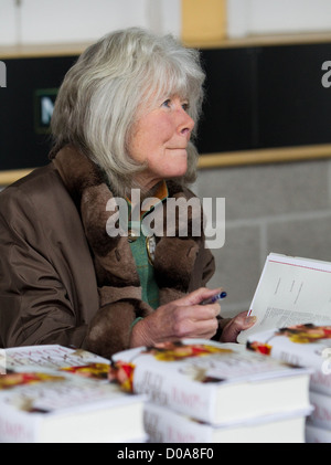 Jilly Cooper fördert und Unterzeichnung Kopien von ihrem neuen Vel "Jump" in Kempton Park Racecourse in Sunbury-on-Thames. Surrey, Stockfoto