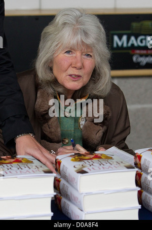 Jilly Cooper fördert und Unterzeichnung Kopien ihres neuen Romans "Jump" in Kempton Park Racecourse in Sunbury-on-Thames. Surrey, Stockfoto