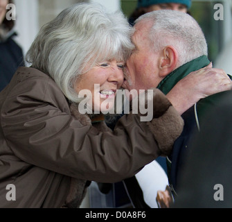 Jilly Cooper fördert und Unterzeichnung Kopien ihres neuen Romans "Jump" in Kempton Park Racecourse in Sunbury-on-Thames. Surrey, Stockfoto