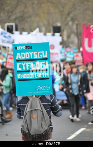 Embankment, London, UK. 21. November 2012. Ein walisischer Banner für den Demonstranten Umzug entlang der Böschung als die Demonstration beginnt. #Demo 2012, Tausende von Studenten marschieren und durch die Londoner gegen Kürzungen im Bildungsbereich zu protestieren. Stockfoto