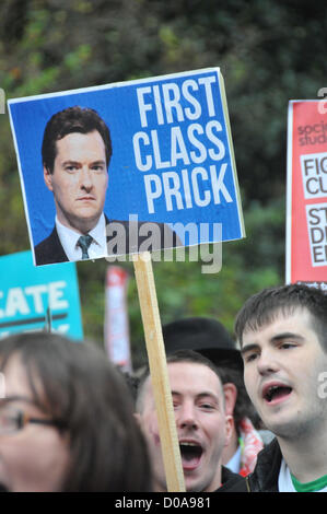 Embankment, London, UK. 21. November 2012. Ein Bild von George Osborne auf ein Banner für den März bewegt sich entlang der Böschung. #Demo 2012, Tausende von Studenten marschieren und durch die Londoner gegen Kürzungen im Bildungsbereich zu protestieren. Stockfoto