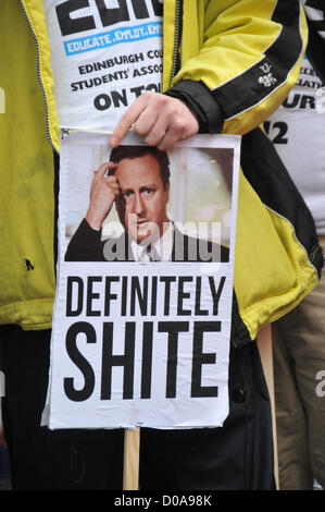 Embankment, London, UK. 21. November 2012. Ein Bild von David Cameron auf ein Banner für den März bewegt sich entlang der Böschung. #Demo 2012, Tausende von Studenten marschieren und durch die Londoner gegen Kürzungen im Bildungsbereich zu protestieren. Stockfoto