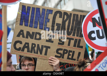 Embankment, London, UK. 21. November 2012. Menschen halten Banner wie die Demonstration gegen die Kürzungen der Ausbildung beginnt. #Demo 2012, Tausende von Studenten marschieren und durch die Londoner gegen Kürzungen im Bildungsbereich zu protestieren. Stockfoto