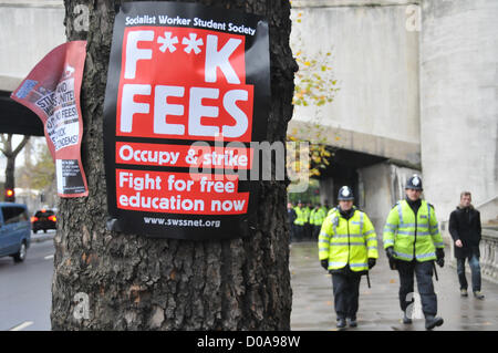 Embankment, London, UK. 21. November 2012. Banner auf Bäume am Ufer stecken, als die Demonstration beginnt. #Demo 2012, Tausende von Studenten marschieren und durch die Londoner gegen Kürzungen im Bildungsbereich zu protestieren. Stockfoto