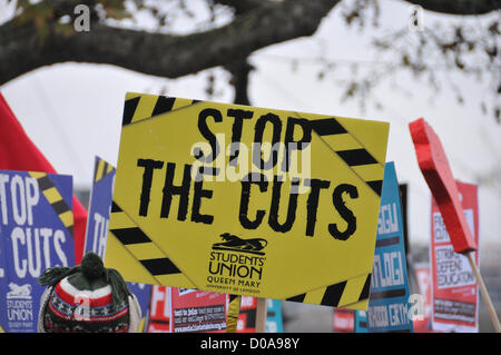 Embankment, London, UK. 21. November 2012. Menschen halten Banner wie die Demonstration gegen die Kürzungen der Ausbildung beginnt. #Demo 2012, Tausende von Studenten marschieren und durch die Londoner gegen Kürzungen im Bildungsbereich zu protestieren. Stockfoto