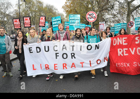 Embankment, London, UK. 21. November 2012. Die Demonstranten bewegen sich entlang der Böschung als die Demonstration beginnt. #Demo 2012, Tausende von Studenten marschieren und durch die Londoner gegen Kürzungen im Bildungsbereich zu protestieren. Stockfoto