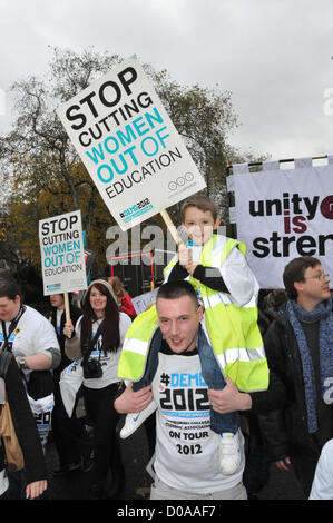 Embankment, London, UK. 21. November 2012. Ein Mann mit einem kleinen Jungen auf seinen Schultern Marsch entlang der Böschung als die Demonstration beginnt. #Demo 2012, Tausende von Studenten marschieren und durch die Londoner gegen Kürzungen im Bildungsbereich zu protestieren. Stockfoto