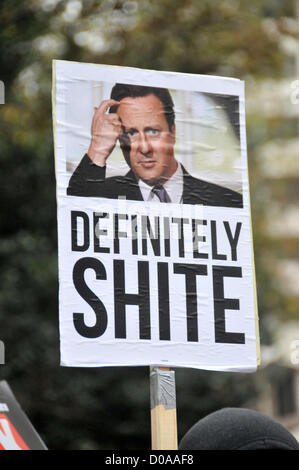 Embankment, London, UK. 21. November 2012. Ein Bild von David Cameron auf ein Banner für den März bewegt sich entlang der Böschung. #Demo 2012, Tausende von Studenten marschieren und durch die Londoner gegen Kürzungen im Bildungsbereich zu protestieren. Stockfoto