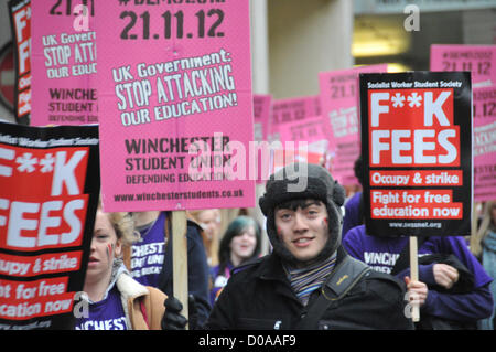 Tempel, London, UK. 21. November 2012. Studentischen Demonstranten mit Banner in der Nähe von Temple Station. #Demo 2012, Tausende von Studenten marschieren und durch die Londoner gegen Kürzungen im Bildungsbereich zu protestieren. Stockfoto