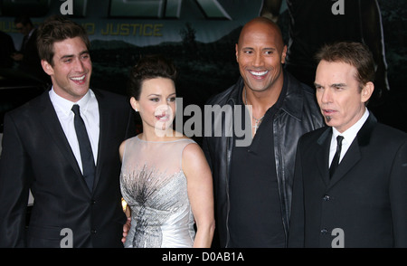 Oliver Jackson-Cohen, Carla Gugino, Dwayne Johnson und Billy Bob Thornton Los Angeles-Premiere von "Faster" anlässlich der Stockfoto