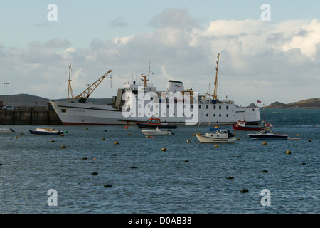 Scillonian III angedockt im Hafen von St Mary's, Scilly-Inseln Stockfoto