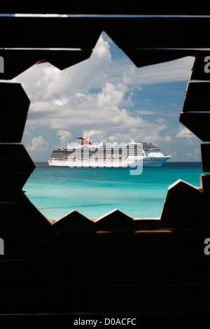 Kreuzfahrtschiff Linie am karibischen Meer. Stockfoto