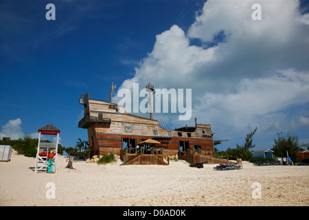 Strand auf Half Moon Kay - Bahamas altes Piratenschiff Stockfoto