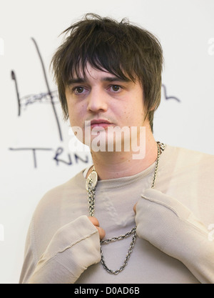 Pete Doherty startet seine Luxus-Schmuck-Linie 'Albion Trinketry' in Gemeinschaftsarbeit mit Juwelier Hannah Martin auf handgenähte Stockfoto