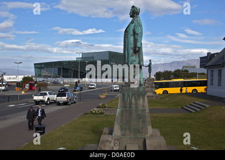 STATUE KÖNIG CHRISTIAN IX. (1818-1906) DÄNENKÖNIG WHO ERLAUBT ISLAND HABEN EINE EIGENE VERFASSUNG IM JAHRE 1809 HARPA NEUES KONZERT Stockfoto