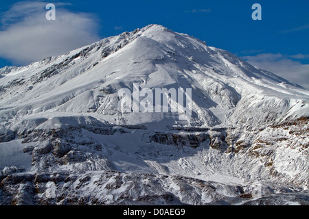 SCHNEE AUF DEN KERLINGARFJOLL BERGEN GESEHEN AUS DEM KJOLUR ROUTE ROUTE F35 ISLAND EUROPA Stockfoto