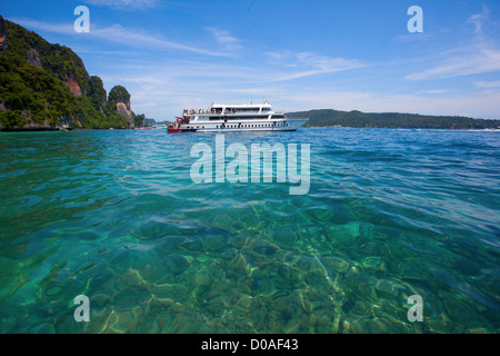 Touristenboot in Thailand Stockfoto