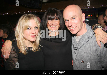 Lucy Pullin, Sandie Shaw und Mark Kelly Featured Artist Koalition Weihnachten knien sich statt in The Alley Cat Pub London, England Stockfoto