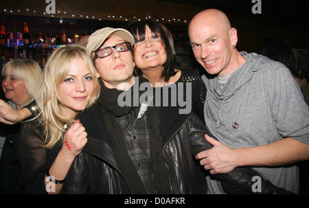 Lucy Pullin, Hal Ritson, Mark Kelly und Sandie Shaw vorgestellten Künstler Koalition Weihnachten knien sich statt in The Alley Cat pub Stockfoto