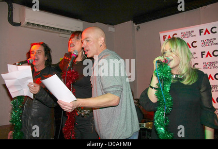 Steve Hogarth, Sandie Shaw, Mark Kelly und Lucy Pullin vorgestellten Künstler Koalition Weihnachten knien sich statt in The Alley Cat pub Stockfoto