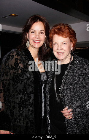 Margaret Colin und Beth Fowler Opening Night after-Party für die Off-Broadway spielen "Haunted" im 59E59 Theater. New York Stockfoto