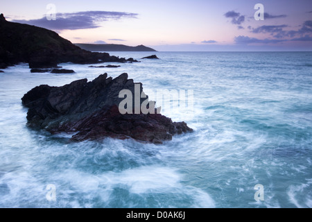 Sonnenaufgang über Rame Head entnommen Freathy Strand Whitsand Bay Cornwall UK Stockfoto