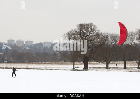 Mann Kite Ski Sw Szenen in Richmond Park London, England - 02.12.10 Stockfoto