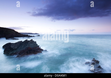 Sonnenaufgang über Rame Head entnommen Freathy Strand Whitsand Bay Cornwall UK Stockfoto