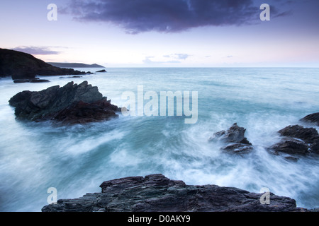 Sonnenaufgang über Rame Head entnommen Freathy Strand Whitsand Bay Cornwall UK Stockfoto