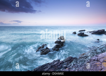 Sonnenaufgang über Rame Head entnommen Freathy Strand Whitsand Bay Cornwall UK Stockfoto