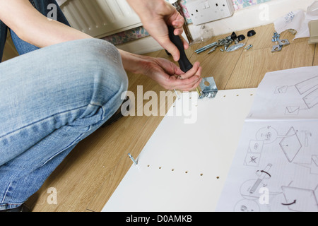 DIY. Eine Frau, die Montage IKEA Flachgehäuse Möbel. Stockfoto