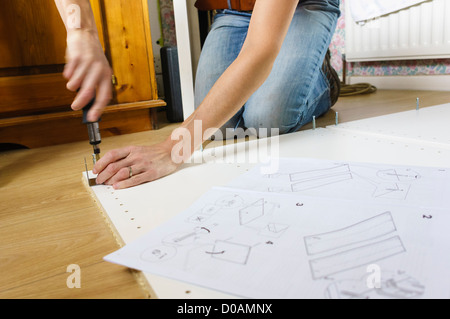 DIY. Eine Frau, die Montage IKEA Flachgehäuse Möbel. Stockfoto