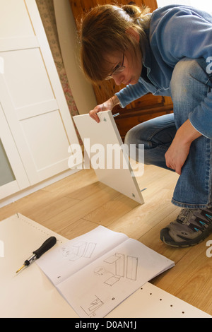 DIY. Hohen Winkel einer Frau Montage IKEA Flachgehäuse Möbel. Stockfoto
