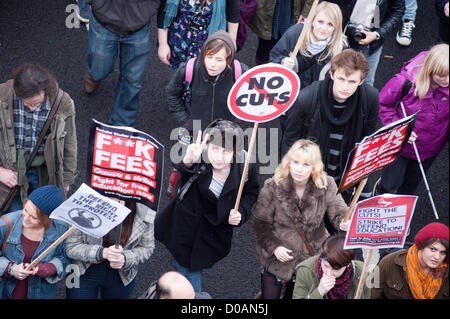 London, UK - 21. November 2012: ein Teilnehmer hält ein Schild mit der Aufschrift "keine Kürzungen" während des Marsches von der National Union of Students von Tempel Ort Kennington Park organisiert Protest gegen Studiengebühren und Arbeitslosigkeit.  © Pcruciatti / Alamy Live News Stockfoto