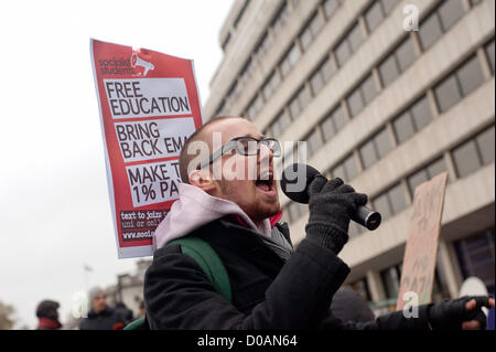 London, UK - 21. November 2012: ein Mann hält ein Schild aus sozialistischen Studenten während des Marsches, organisiert von der National Union of Students von Tempel Ort Kennington Park Protest gegen Studiengebühren und Arbeitslosigkeit.  © Pcruciatti / Alamy Live News Stockfoto