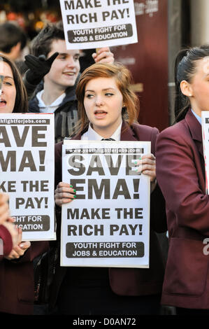 21. November 2012, Belfast, Nordirland.  Studenten-Protest gegen das Abwracken von EMA, Belfast, Northern Ireland © Stephen Barnes / Alamy Live News Stockfoto