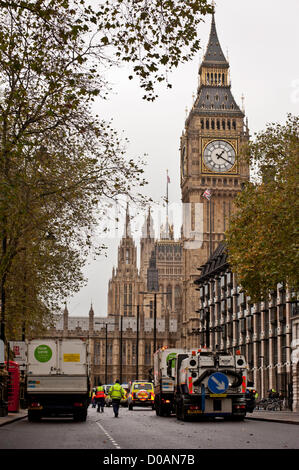 London, UK - 21. November 2012: Reinigung Teams bei der Arbeit, nach tausend Studenten von Tempel Ort Kennington Park Marsch Protest gegen Studiengebühren und Arbeitslosigkeit.  © Pcruciatti / Alamy Live News Stockfoto